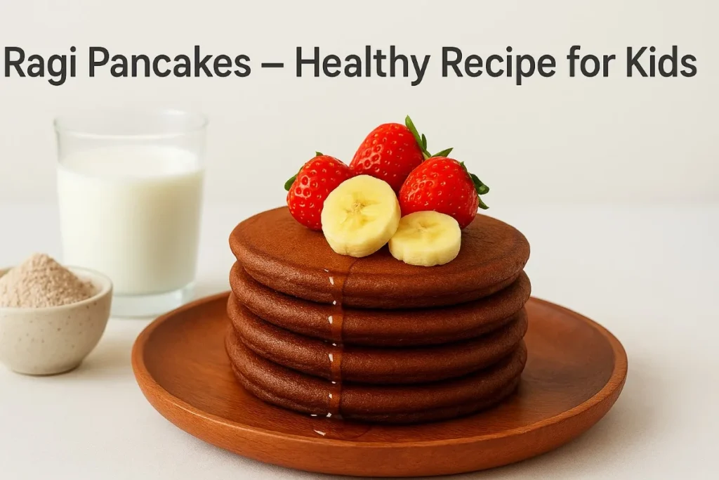 लकड़ी की प्लेट में सजे मुलायम रागी पैनकेक, ऊपर केले और स्ट्रॉबेरी के स्लाइस से गार्निश किए हुए। साथ में एक गिलास दूध और छोटे बाउल में रागी का आटा रखा है। हेल्दी बच्चों की रेसिपी के लिए प्रस्तुति।